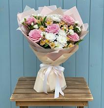 Букет цветов из:  Гвоздики, Орхидеи и Розы в Курумкане