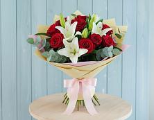 Букет цветов из:  Лилии и Розы в Курумкане