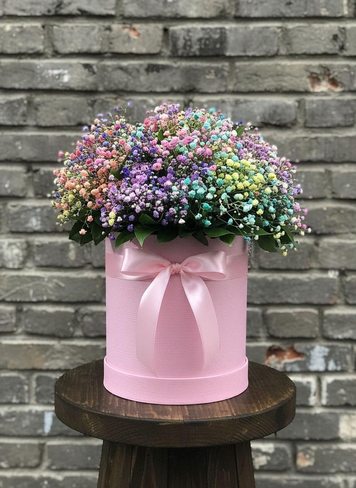 Цветочная композиция из Гипсофила и Розы в шляпной коробке в Курумкане
