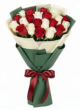 Букет Микс из красных и белых роз в Курумкане