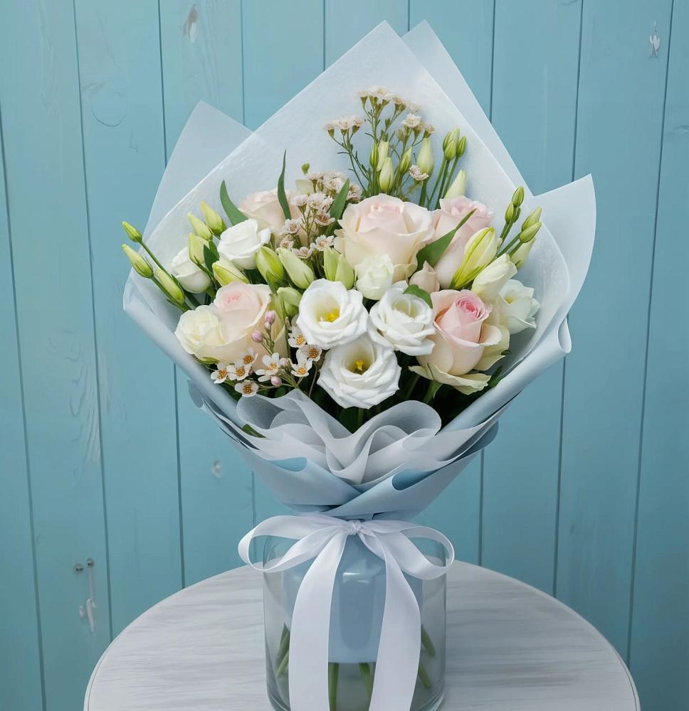 Букет цветов из: Розы и Лизиантусы в Курумкане