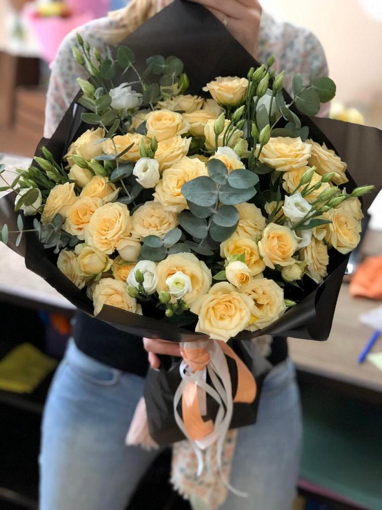 Букет цветов из: Розы и Лизиантусы в Курумкане