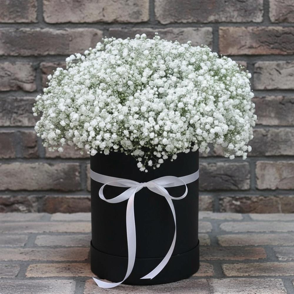 Цветочная композиция из Гипсофила в шляпной коробке в Курумкане