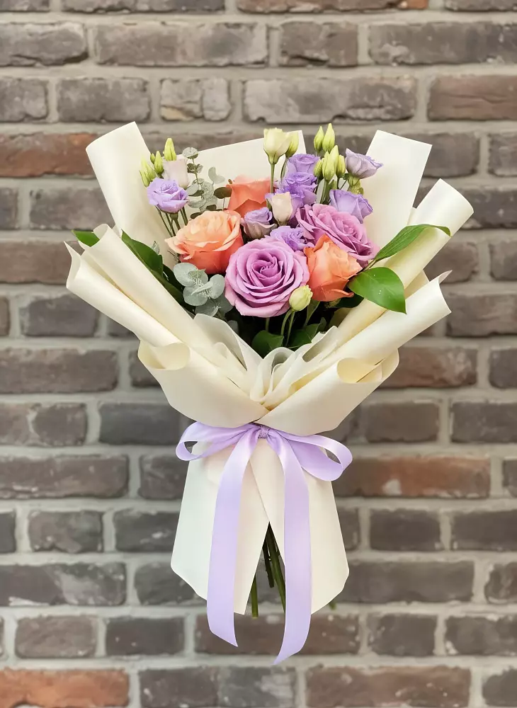 Букет цветов из: Лизиантусы и Розы в Курумкане