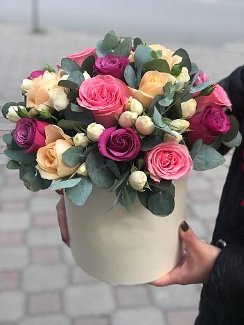 Цветочная композиция из Розы в шляпной коробке в Курумкане
