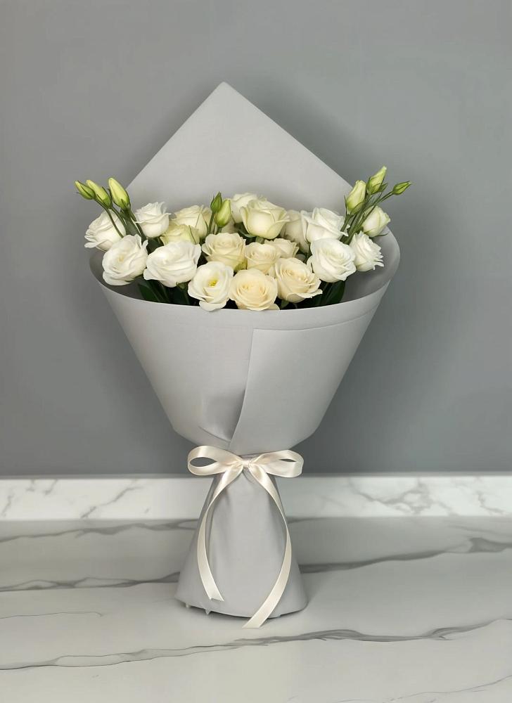 Букет цветов из: Розы и Лизиантусы в Курумкане