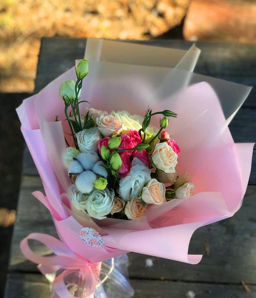 Букет цветов из: Розы и Лизиантусы в Курумкане