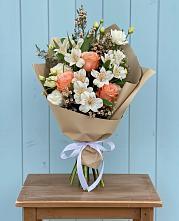 Букет цветов из:  Альстромерии, Лизиантусы, Розы и Хризантемы в Курумкане