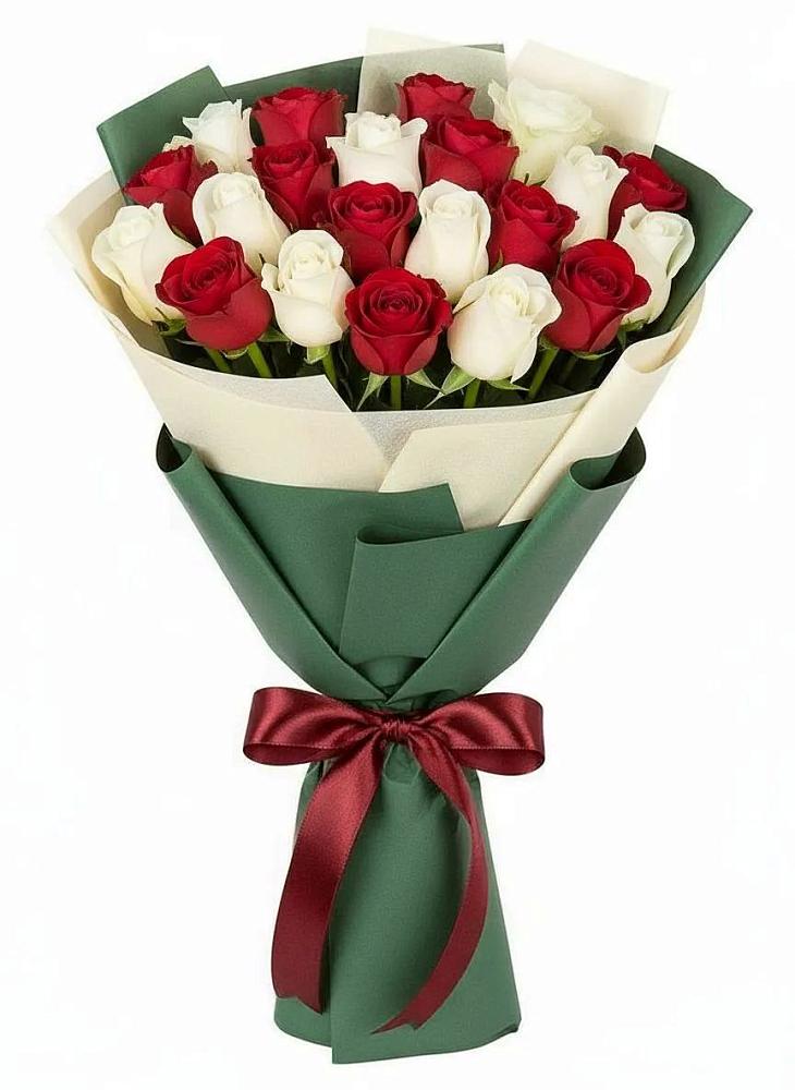 Букет Микс из красных и белых роз в Курумкане
