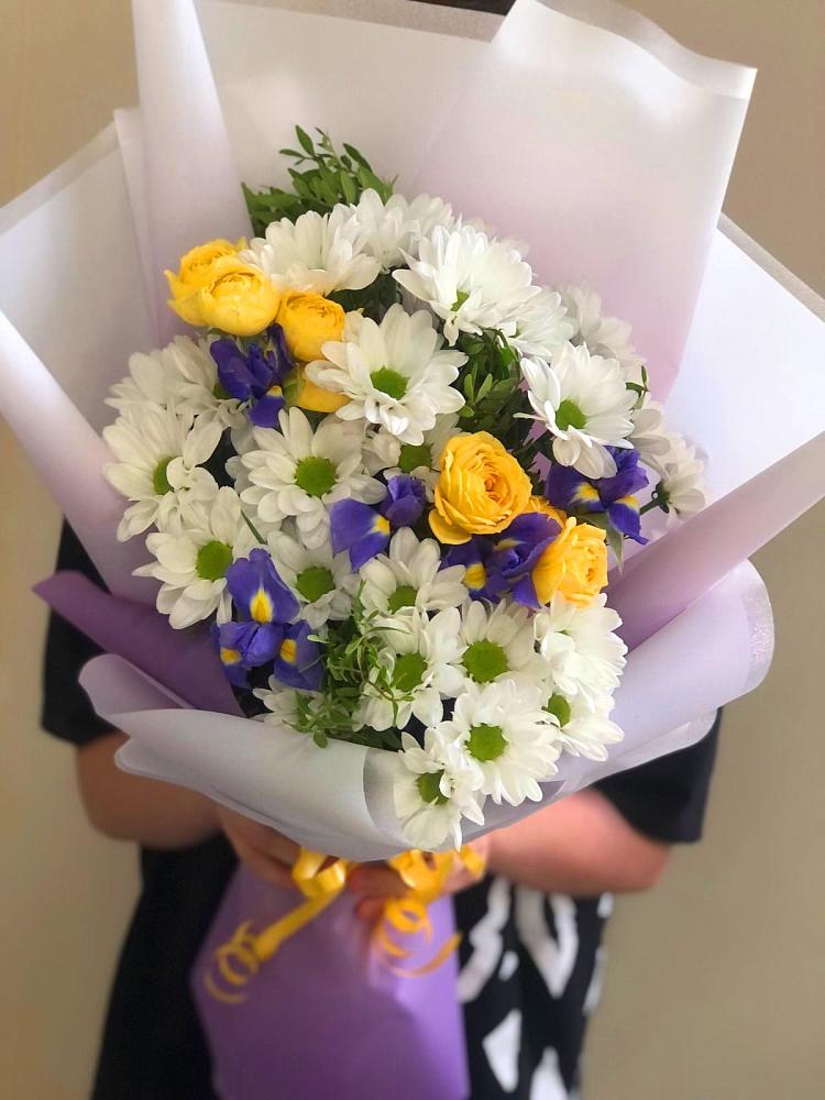 Букет цветов из: Ирисы, Хризантемы и Розы в Курумкане