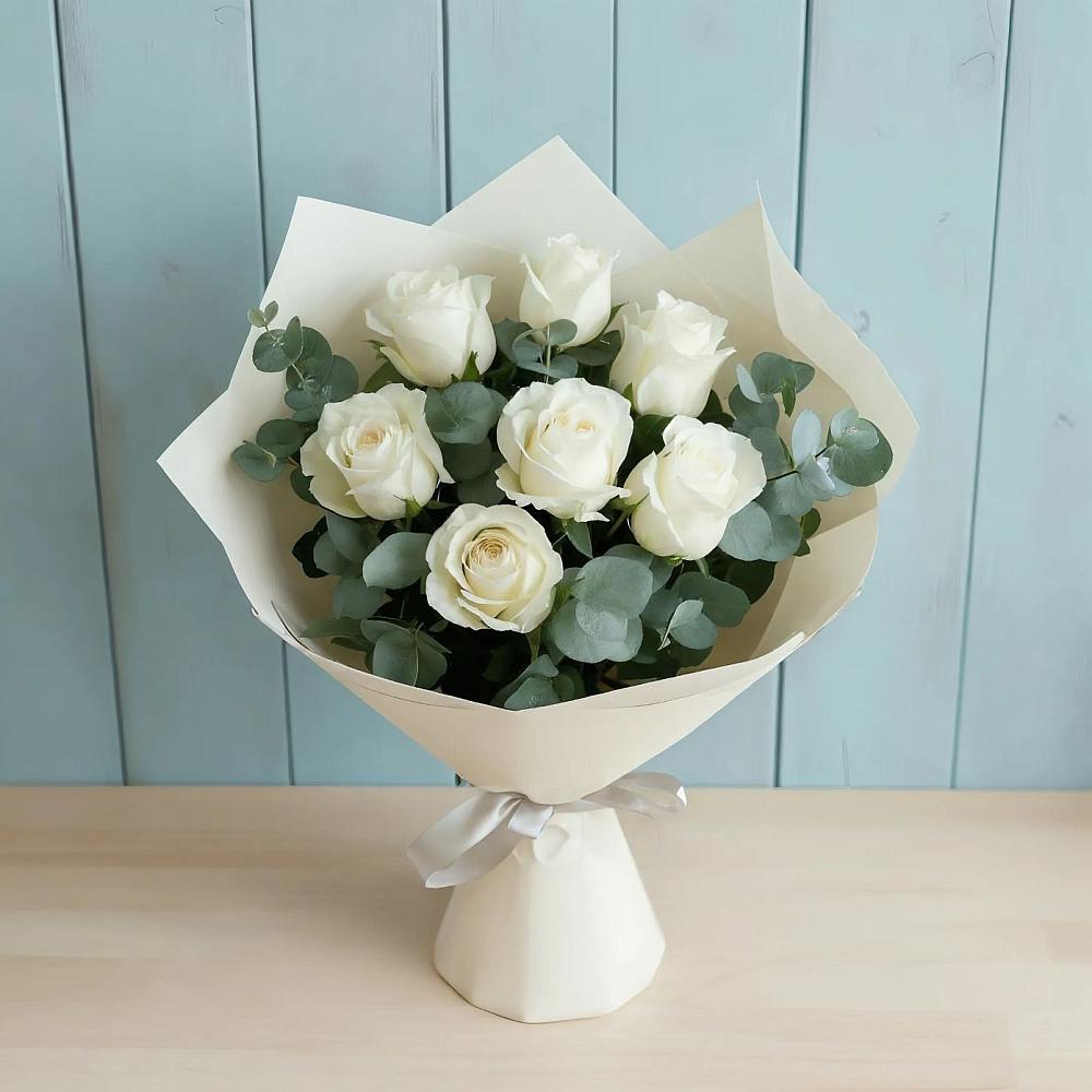 Букет Белые розы в Эвкалипте в Курумкане