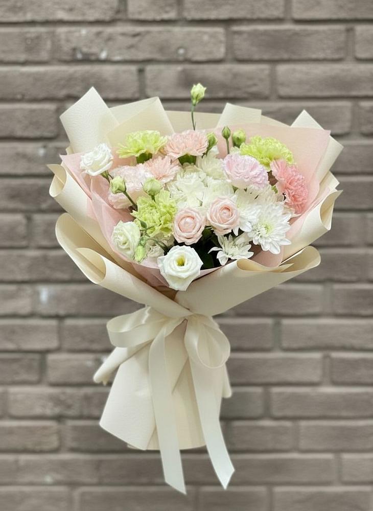 Букет цветов из: Гвоздики, Розы, Лизиантусы и Хризантемы в Курумкане