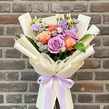 Букет цветов из:  Лизиантусы и Розы в Курумкане