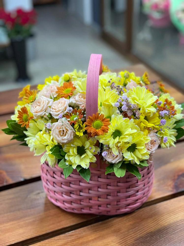 Цветочная композиция из Хризантемы и Розы в корзине в Курумкане