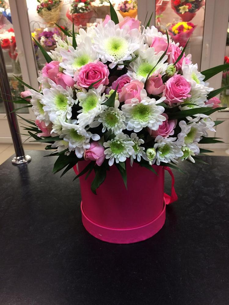 Цветочная композиция из Розы и Хризантемы в шляпной коробке в Курумкане