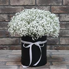 Цветочная композиция из Гипсофила в шляпной коробке в Курумкане