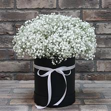 Цветочная композиция из Гипсофила в шляпной коробке в Курумкане