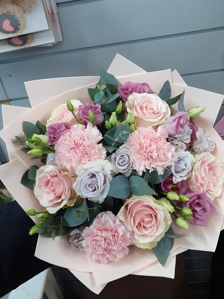 Букет цветов из: Розы, Гвоздики и Лизиантусы в Курумкане