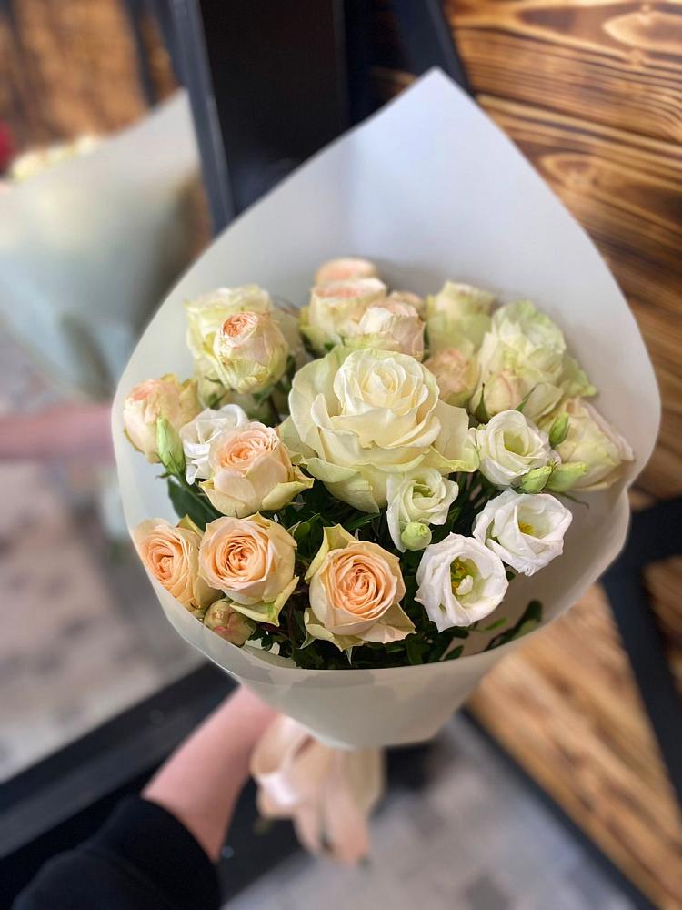 Букет цветов из: Розы и Лизиантусы в Курумкане