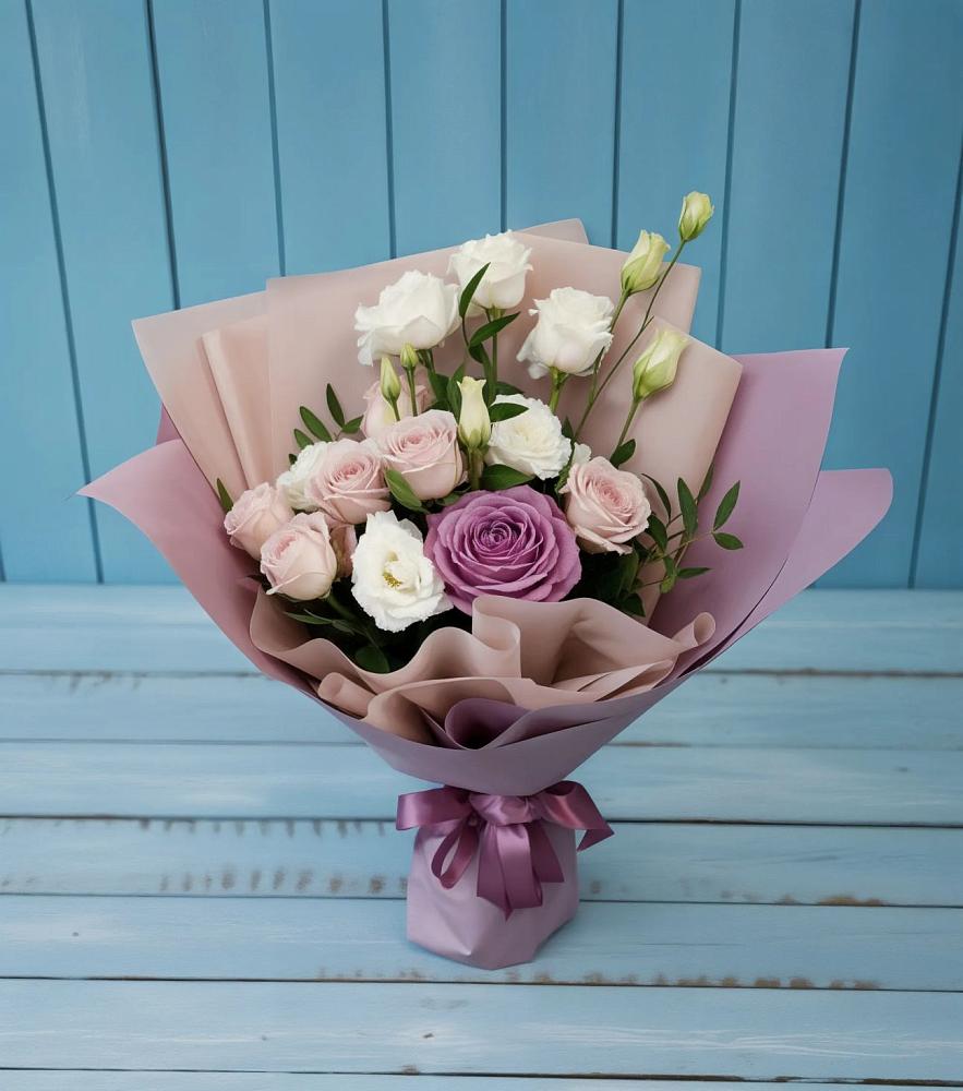 Букет цветов из: Розы и Лизиантусы в Курумкане